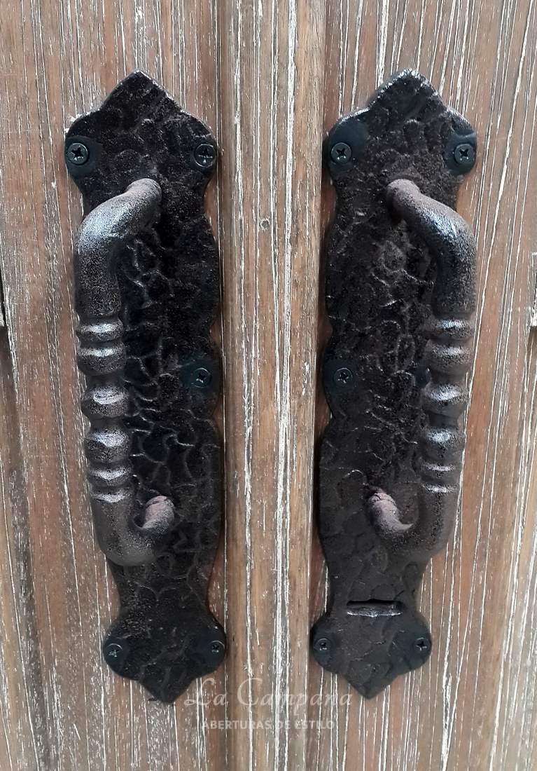 Puerta doble con detalles en hierro